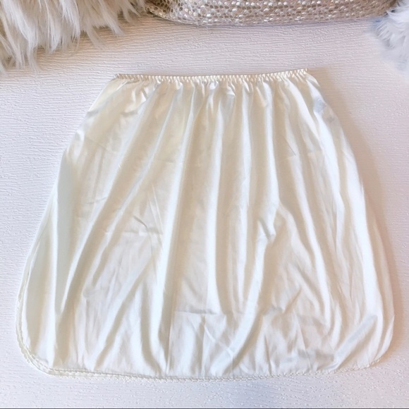 Vintage Vanity Fair Women’s Nylon Slip Under Skirt White (FREE w/ Purchase) - Picture 13 of 16